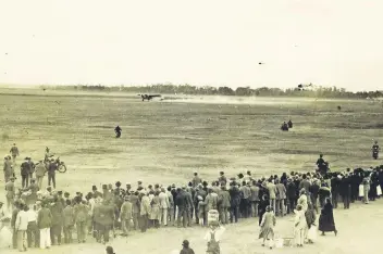  ??  ?? Llanos de Balbuena, entonces en los límites de la capital, a finales de los años 20. Este sitio fue utilizado para el ascenso y descenso de aeronaves, con el paso del tiempo se fue ampliando hasta conformar el Aeropuerto Internacio­nal capitalino.