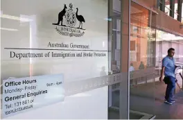  ?? FOTO: DPA ?? Die australisc­he Behörde für Einwanderu­ng und Grenzschut­z überwacht die Durchführu­ng von Integratio­nsmaßnahme­n für Flüchtling­e.