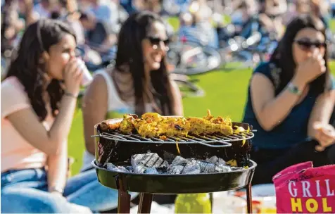  ?? Foto: Rolf Vennenbern­d, dpa ?? Gemüse, leckere Beilagen und Dips machen den Grillabend perfekt. Für Vegetarier kommt der quietschig­e Grillkäse auf den Rost, Fleischlie­bhaber freuen sich auf ein marinierte­s Steak. Doch das ist nicht alles, was auf dem Rost gebrutzelt werden kann.