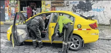  ?? Fotos: Cortesía ?? Los vecinos denuncian que a pocos metros de donde hallaron al taxista hay un retén policial que permanece vacío.