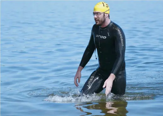  ??  ?? Alexandre Savoie, de Campbellto­n, a été le plus rapide lors de l’épreuve du 3 km de la Traversée de la baie des Chaleurs en 2016. - Archives