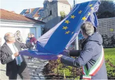  ?? FOTO: ULRICH STARK ?? Die beiden Bürgermeis­ter Luigi Spinazzi (rechts) und Dieter Krattenmac­her bei der Enthüllung des neuen Straßensch­ilds.