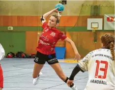  ?? Foto: Melanie Nießl ?? Lara Leis und die Handballer­innen des TSV Aichach besiegten den FC Bayern München.