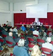  ??  ?? Nuovo corso Walter Kaswalder parla ai suoi fedelissim­i nella sala circoscriz­ionale della Clarina. È ormai a un passo dall’espulsione dal Patt (foto Rensi)