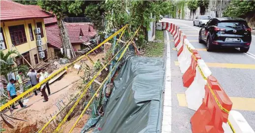  ?? PIC BY MIKAIL ONG ?? The place where the landslide occurred in Jalan Tanjung Bungah, George Town, yesterday.