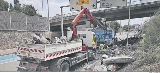  ?? ERASMO FENOY ?? Demarcació­n de Carreteras del Estado retira la carga del camión, ayer.