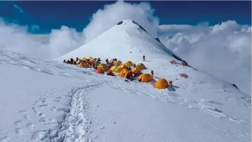  ??  ?? Ci-dessus : le C4 posé sur une épaule, au-dessus des nuages.