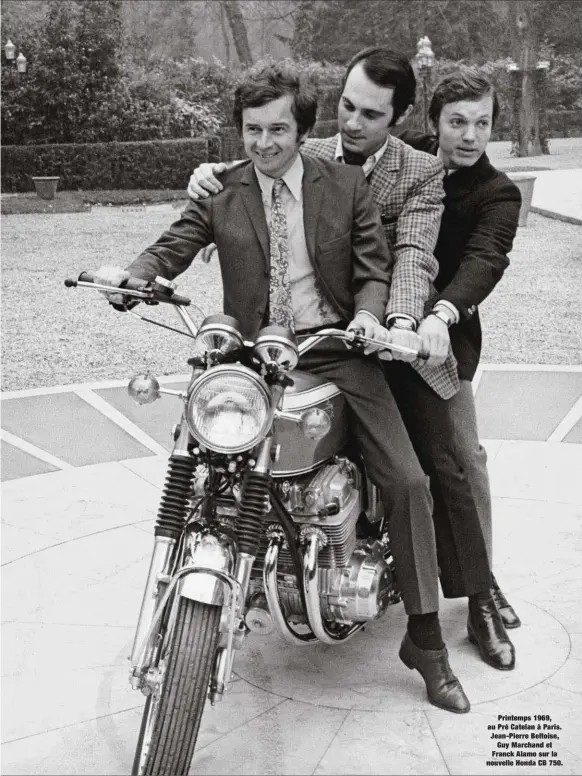  ??  ?? Printemps 1969, au Pré Catelan à Paris. Jean-Pierre Beltoise, Guy Marchand et Franck Alamo sur la nouvelle Honda CB 750.