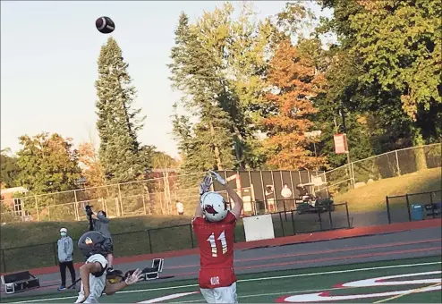  ?? David Fierro / Hearst Connecticu­t Media ?? Greenwich wide receiver Mason Muir gets ready to haul in a touchdown reception during the Cardinals’ 7-on-7 game against Stamford on Friday in Greenwich.