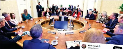  ?? ?? VICTORIA. Los líderes británicos asistieron a una reunión con la recién nombrada primera ministra de Irlanda del Norte, Michelle O’neill, en el castillo de Stormont, sede del Parlamento de Irlanda del Norte.