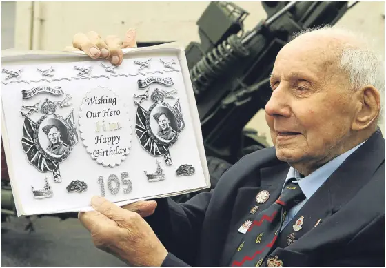  ?? Picture: Dougie Nicolson. ?? The oldest surviving Desert Rat Jimmy Sinclair, from Kirkcaldy, with one of his birthday cards as he turned 105.