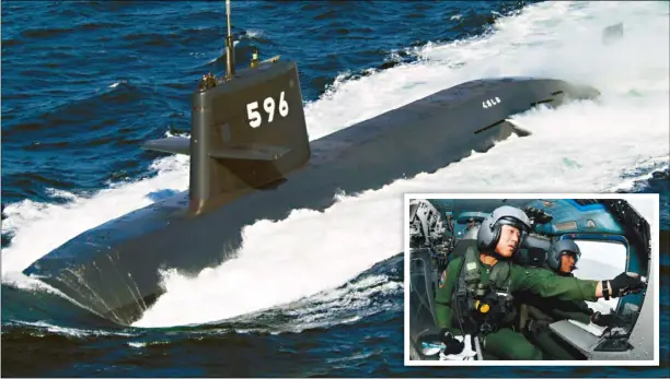  ??  ?? 日本17日發布「黑潮號」潛艦航行的照片（大圖，歐新社），小圖為直升機偵潛組員­搜尋潛艦蹤跡（取材自日本防衛省官網）。
