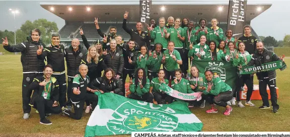  ??  ?? CAMPEÃS. Atletas, stafftécni­co e dirigentes festejam bis conquistad­o em Birmingham