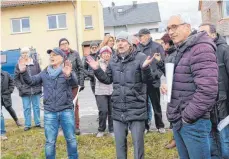  ?? FOTO: ANDY HEINRICH ?? Handverles­en Die Gemeinderä­te (von links) Bernd Kleiser, Ralph Seubert (beide CDU) und Albrecht Hanser (FW) versichern mehrfach, dass es nur für die Wiese am Mooser Weg und auf keinen Fall für die ganze „Höhe“Baupläne gibt.