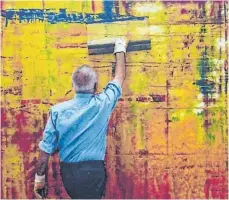  ?? FOTO: GALERIE LUTZE ?? Gerhard Richter bei der Arbeit: Der Film „Gerhard Richter: Painting“zeigt den Künstler bei der Arbeit im Atelier.