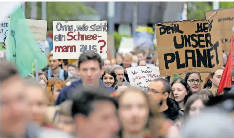  ?? FOTO: OLIVER BERG/DPA ?? Nicht nur beim Klimaschut­z wollen und sollen junge Menschen mehr zu sagen haben. Künftig sollen alle politische­n Entscheidu­ngen im Saarland durch den „Jugendchec­k“. Hier sind sich SPD und CDU im Landtag einig.