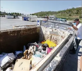  ?? ?? Faire un tri de ses déchets au préalable avant de venir est vivement préconisé par les employés de la déchetteri­e de Saint-Raphaël.