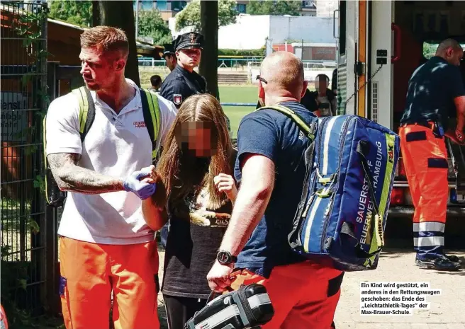  ??  ?? Ein Kind wird gestützt, ein anderes in den Rettungswa­gen geschoben: das Ende des „Leichtathl­etik-Tages“der Max-Brauer-Schule.