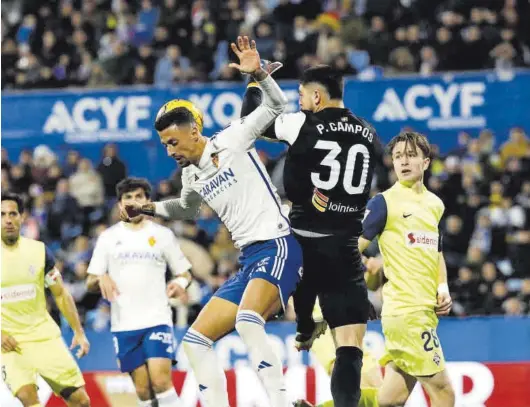  ?? MIGUEL ÁNGEL GRACIA ?? Maikel Mesa salta a por un balón junto al meta del Amorebieta Campos en una acción del partido disputado ayer en La Romareda.