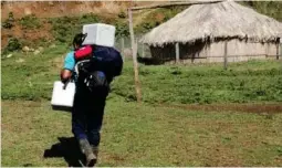 ?? CORTESÍA ?? El ATAP, Edwin Herrera, recorre a pie la zona indígena Chirripó.