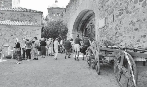  ?? SERGIO VELA/ALBERTO MANZANO ?? Turistas para parar un tren El rodaje de `La casa del dragón' llena a Cáceres de visitantes. ▷