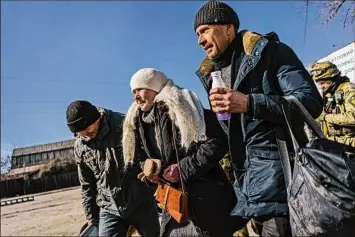  ?? Marcus Yam / Tribune News Service ?? Ukrainians evacuate out of Bucha and into Irpin, Ukraine, on Saturday.