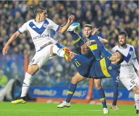  ?? Daniel jayo ?? Wanchope Ábila, de Boca, ensaya una chilena ante la marca de luis abram