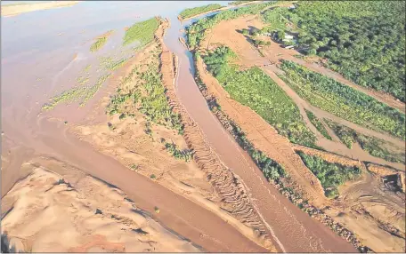  ??  ?? Las aguas de la última crecida ingresan a la nueva embocadura del canal paraguayo, solo parcialmen­te renovado. (Foto, gentileza)