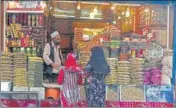  ?? WASEEM ANDRABI/HT ?? People shop after markets reopened in the Lal Chowk area in Srinagar on Saturday.