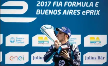  ??  ?? GANADOR. Sebastien Buemi, en el lo más alto del podio, demostro la supremacía del equipo Renault.