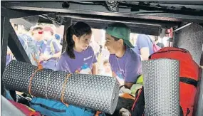  ?? FUNDESPLAI ?? Dos niños guardan las mochilas en el autobús antes de irse de colonias