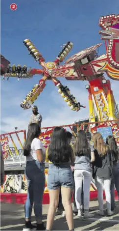  ?? MANUEL MURILLO / A.J. GONZÁLEZ / FRANCISCO GONZÁLEZ ?? ‘Cacharrito­s’ en El Arenal
Jóvenes hacen cola ante una atracción.