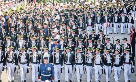  ?? FOTO: ANDREAS ENDERMANN ?? Vereine müssen vor der Erhebung personenbe­zogener Daten wie Namen und Adressen etwa für Fotografie­n die ausdrückli­che Zustimmung dafür besitzen. Das Bild entstand während des Neusser Schützenfe­stes.