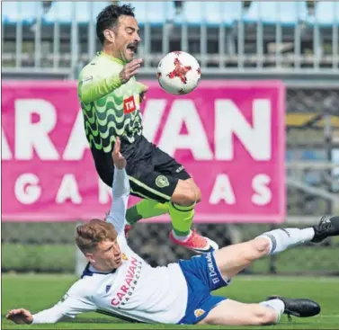  ??  ?? BÁLSAMO. Peña fue derribado en esta acción dentro del área y el árbitro señaló penalti. Marcó Torres.