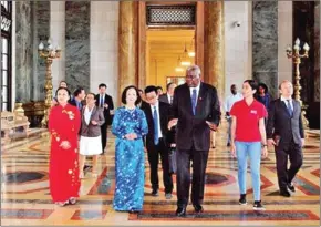  ?? VIETNAM NEWS AGENCY/VIET NAM NEWS ?? Truong Thi Mai (centre left) visits the headquarte­rs of the Cuban National Assembly of People’s Power and had talks with its president Esteban Lazo Hernandez (centre right).