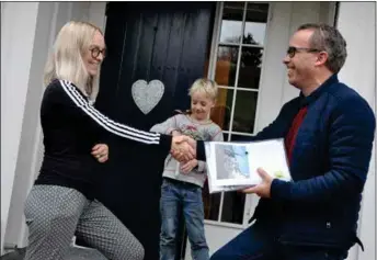  ??  ?? Kultursjef Inge Eikeland (til høyre) ønsker Elisabeth Sundt og sønnen Leon velkommen til Farsund. Tidligere i oktober flyttet familien inn i nytt hus i Kaneheia etter å ha bodd hos familien siden august.