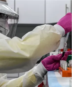  ?? AFP ?? Un técnico de laboratori­o ordenó muestras de sangre para un estudio sobre una vacuna contra la covid-19 en Hollywood, Florida.