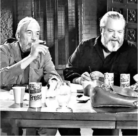  ??  ?? ► John Huston y Orson Welles en el rodaje de The other side of the wind.