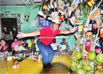  ?? — Photo by Othman Ishak ?? Tuai Rumah Jemat Ulak performs the ngajat next to the ranyai tree during a Gawai celebratio­n at Rumah Martenus Nyuram in Sungai Assan, Sibu.