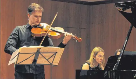  ?? FOTO: BERND GUIDO WEBER ?? Ein musikalisc­hes Traumpaar: Roland Glassl und Cornelia Weiß bei ihrem Konzert in der Festhalle Leutkirch.