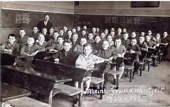  ?? FOTO: WESTFÄLISC­HES SCHULMUSEU­M ?? Das Bild einer Wittenberg­er Grundschul­klasse aus dem Jahr 1930.