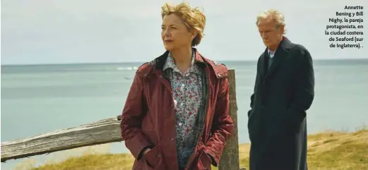 ??  ?? Annette Bening y Bill Nighy, la pareja protagonis­ta, en la ciudad costera de Seaford (sur de Inglaterra). .