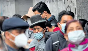  ?? Joédson ALVES/EFE ?? •
Bolivianos en La Paz hacen fila para obtener un pasaporte, por temor a lo que pueda ocurrir después de las elecciones generales del domingo.