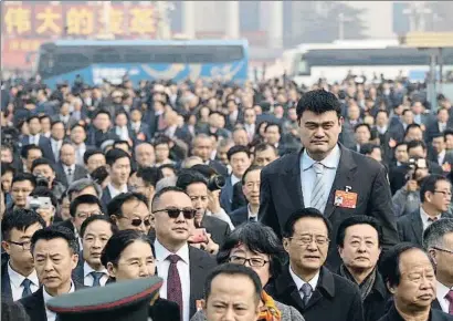  ?? ANDY WONG / AP ?? El exjugador de la NBA Yao Ming, entre los asistentes al pleno de la Asamblea Nacional Popular