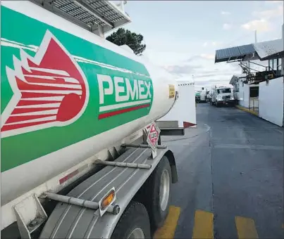  ?? REUTERS ?? Camión de combustibl­e de Pemex.