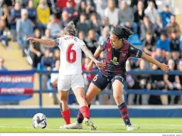  ?? IMAGEN SFC ?? Nagore Calderón trata de dominar la pelota ante Fernández.