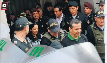  ?? ERNESTO ARIAS / EFE ?? Trascenden­cia. Ollanta Humala y Nadine Heredia a su salida del Palacio de Justicia, ayer en Lima, para ser llevados a sus respectivo­s penales.