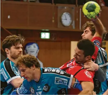  ?? Foto: Ernst Mayer ?? Gekämpft wurde gewohnt hart, das Torewerfen wurde den Günzburger­n nicht leicht gemacht. Jakob Hermann (am Ball, unser Archivbild aus der vergangene­n Saison zeigt ihn im Heimspiel gegen HT München) erzielte dennoch drei Treffer. Entscheide­nd war am Ende jedoch, dass er in einer Abwehrakti­on die Hände an den Ball brachte.