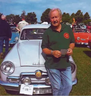  ?? Foto: privat ?? Eckhard Hillen aus Saarbrücke­n und seine Simca Aronde 9.