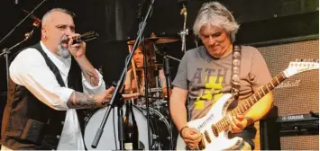  ??  ?? Die Veranstalt­er waren überwältig­t vom Besucheran­sturm bei „Rock in Zell“am Freitagabe­nd. Vor 27 Jahren nahmen die Taucher ihre erste Platte auf – vor Kurzem spielten sie auf der Illerzelle­r Bühne.